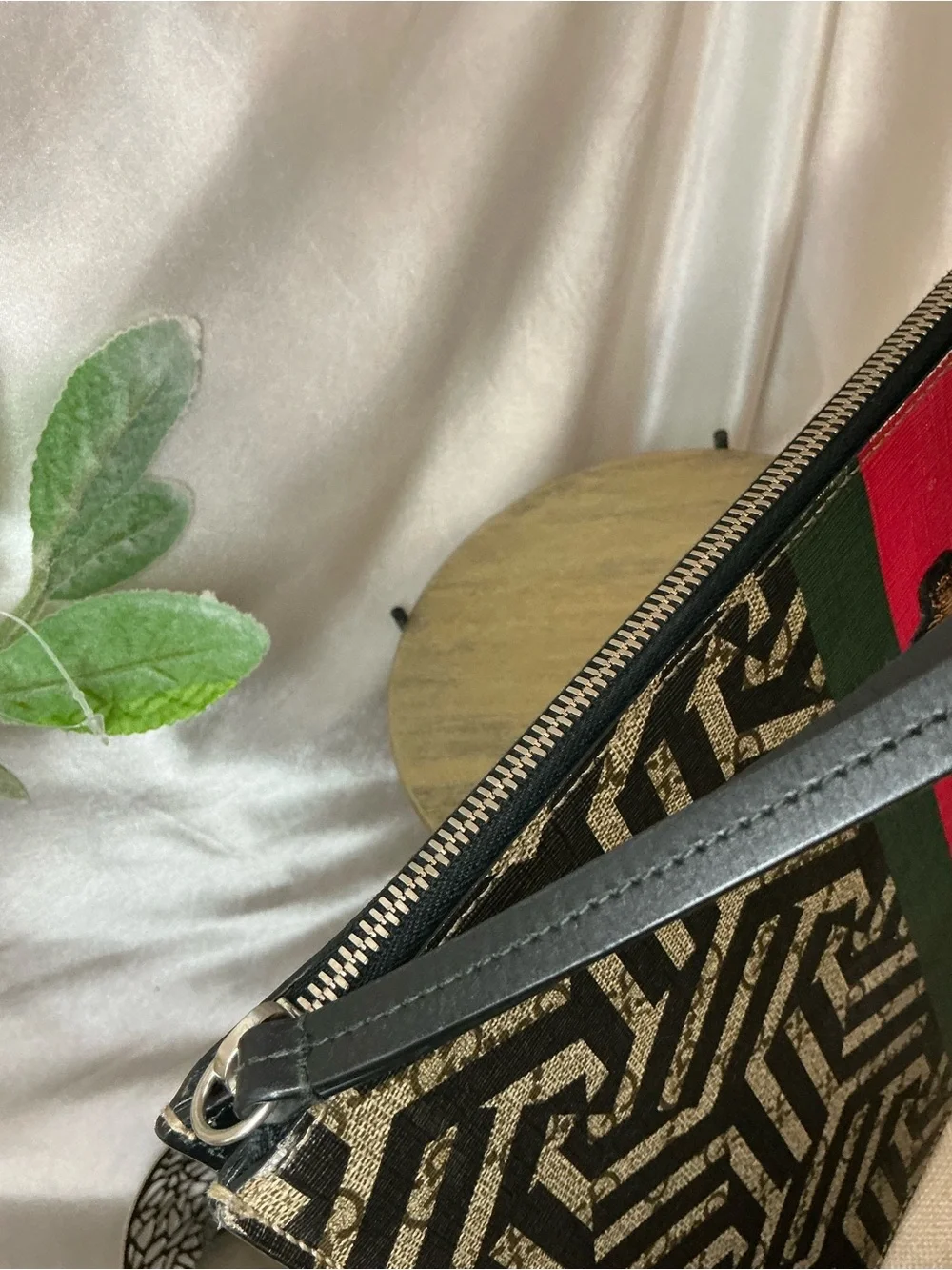 EUC Gucci Black Brown Signature Web Stripe Bee Messenger Clutch